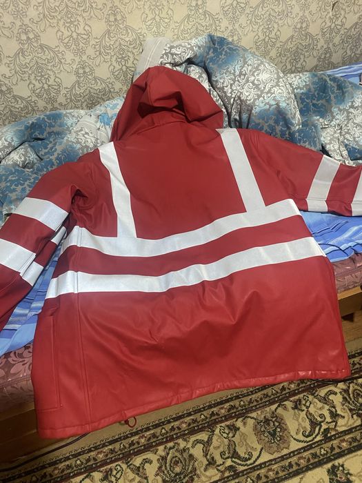 Новый дождевик хорошего качества.