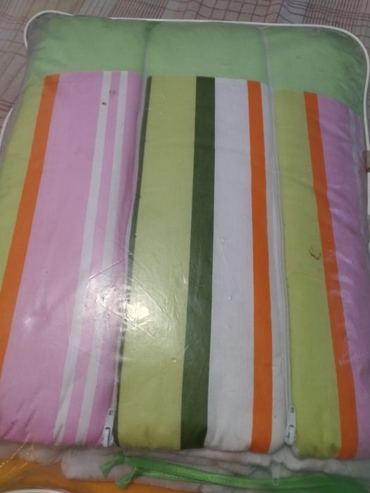 Продам детские комплекты для манежа.