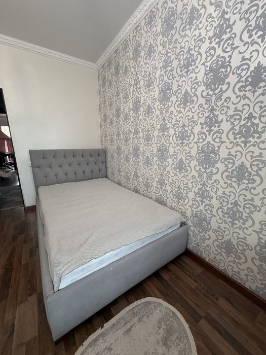 Продам кровать серового цветы