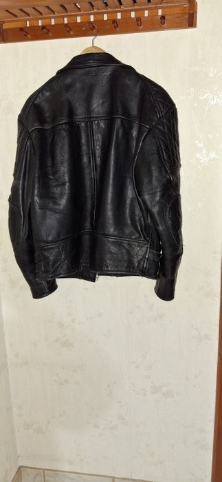 Geaca din piele narurală,culoarea neagra