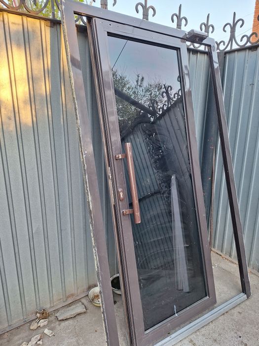 Дверь алюминиевая  двухстворчатая.