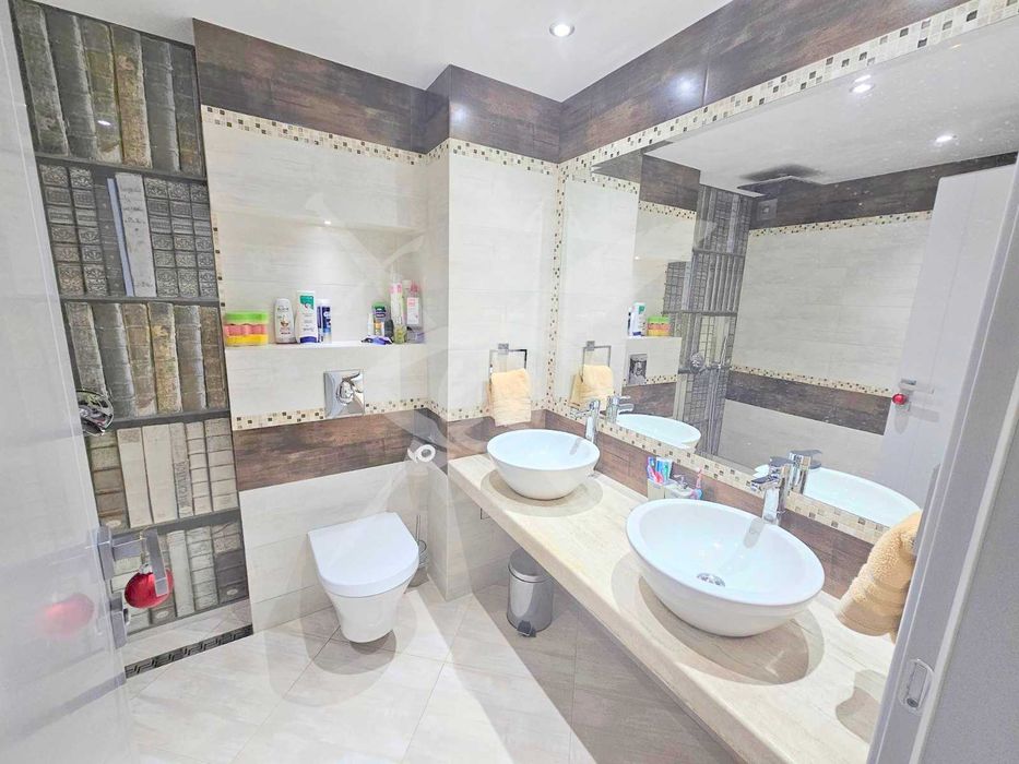 Продава се Тристаен апартамент в Пловдив, Младежки Хълм - 102 кв.м за 2942 €/кв.м - Снимка #2