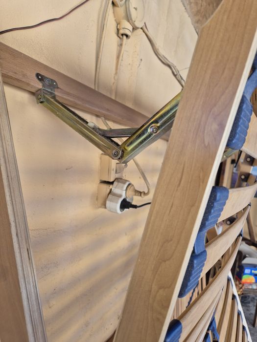 Vind 2 somiere și 2 noptiere