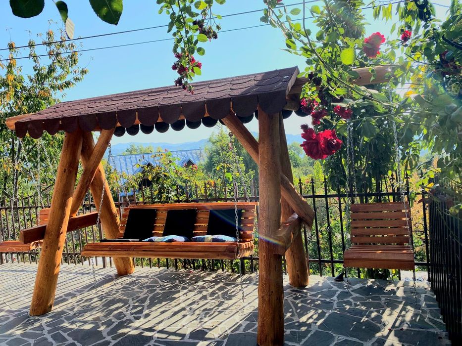 Leagane, mese, foișoare, mobilier
