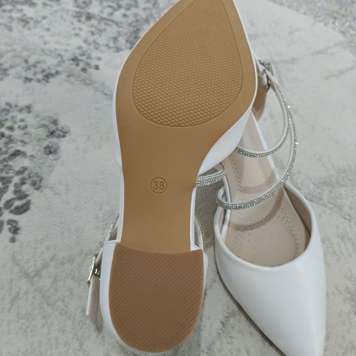 Продам белый туфли