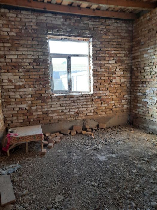 Hovli sotiladi, 5 sotokli, 3 xona qurilgan, Kitob tumani markazida