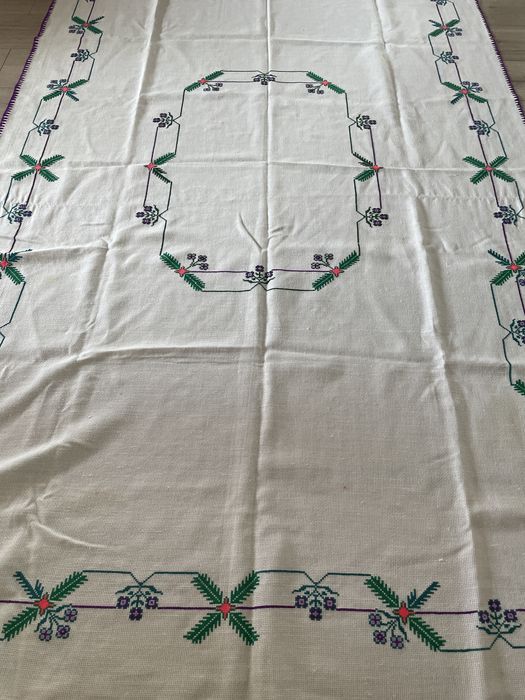 Față de masă tradițională cusută manual pe etamină – 135 × 222 cm + ștergar cadou