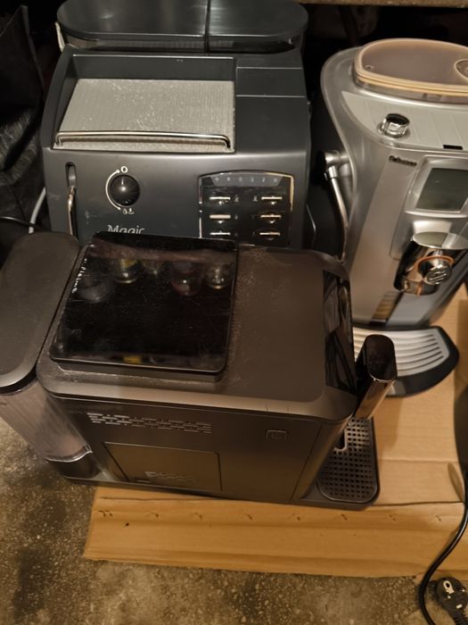 5 aparate de cafea funcționează cu cafea boabe spumează și laptele fac capucino