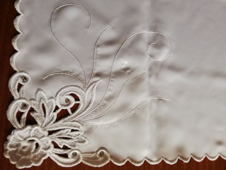 Сатенен тишлайфер с мънисти