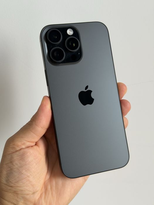 Vând iPhone 16 Pro Max cu baterie de 256 GB, capacitate 95%.