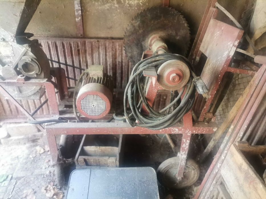 Фуражомелка за зърно и циркуляр за дърва.