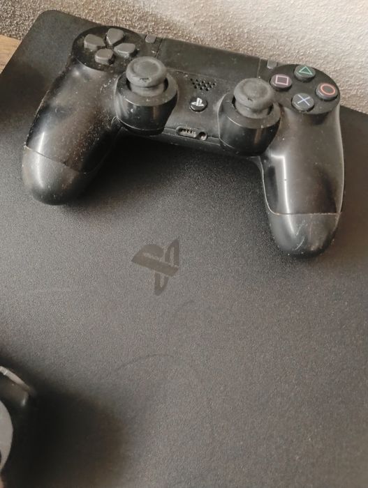 Se vinde PS4 pro 512