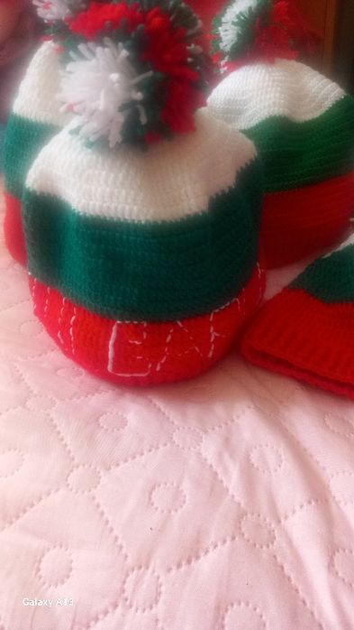 Предлагам красиви ръчно плетени шапки