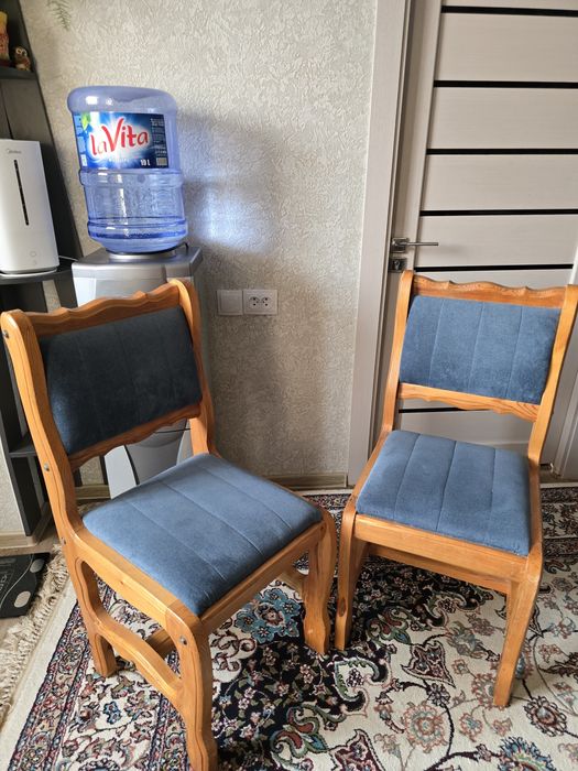 Деревянный стул с мягким сиденьем и спинкой