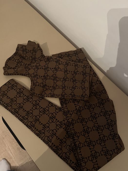 Vand colanți și top guess