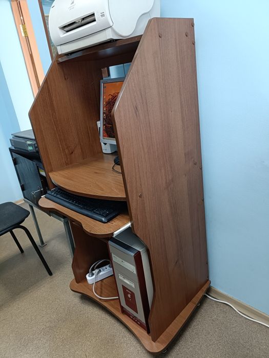 Компьютерный стол (б/у) в хорошем состоянии