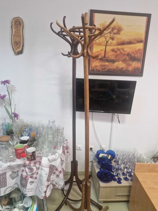 Продава се виенска дървена закачалка