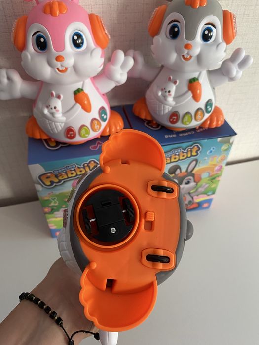 Танцуващо зайче с музика и светлина