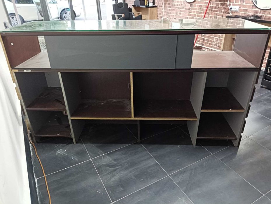 Бюро подходящо за офис или магазин