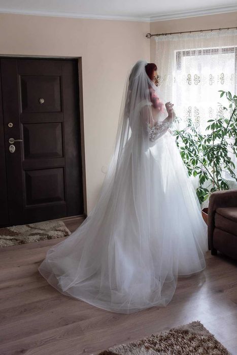 Rochie de mireasă și costum de mire