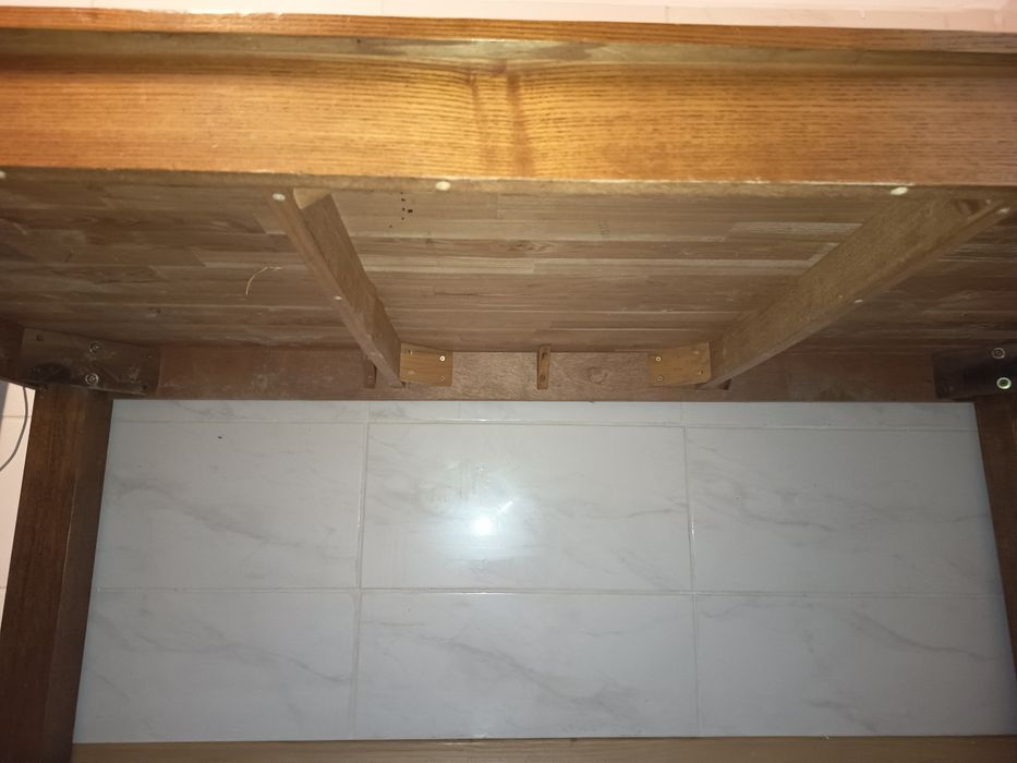 Masa de lemn dur, importată din Anglia cu 6 scaune.