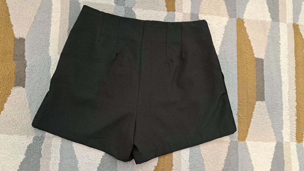 Pantaloni scurti negri, Amisu, M