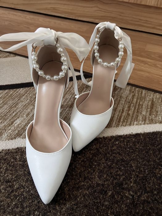 Обувки на висок ток