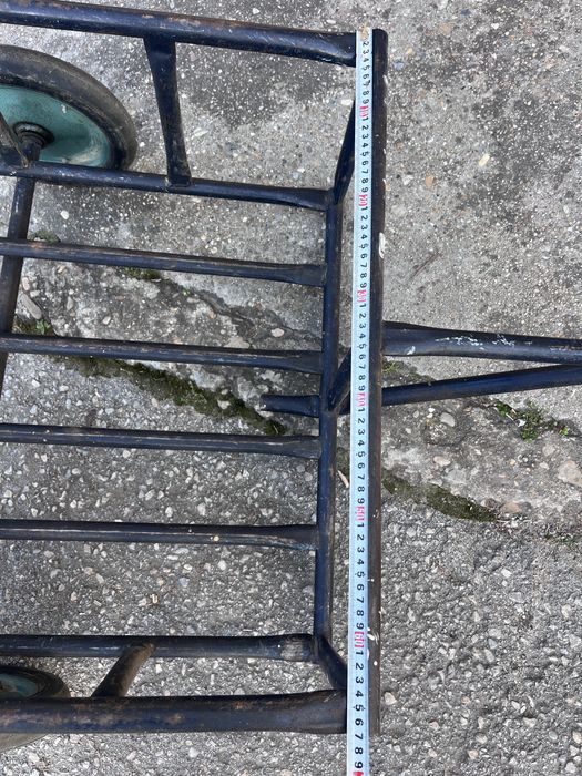 Метална количка – здрава и удобна