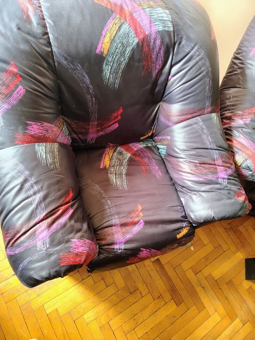 Диван,2 фотьойла и маса