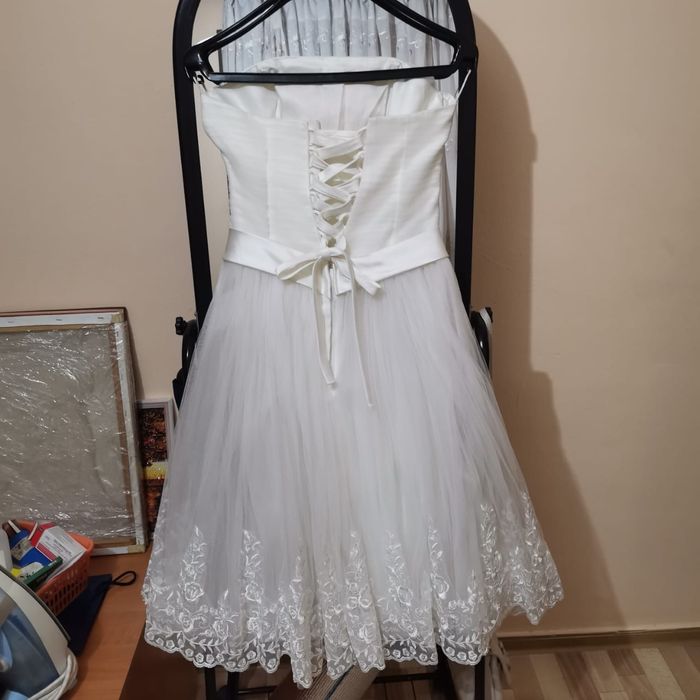 Платье цвета айвори.