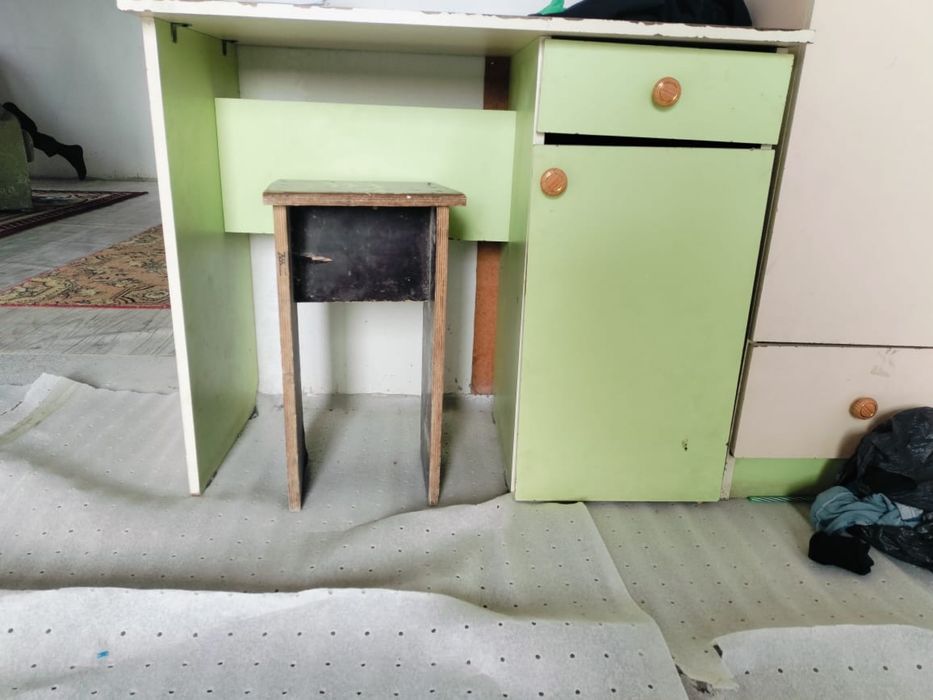 Детской шифонер и стол