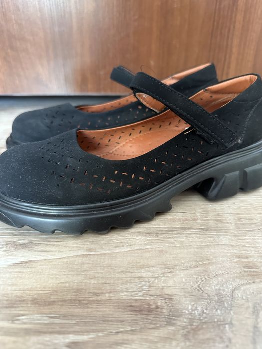 Продам женские ботинки,туфли (лоферы )новые 37 р девочку