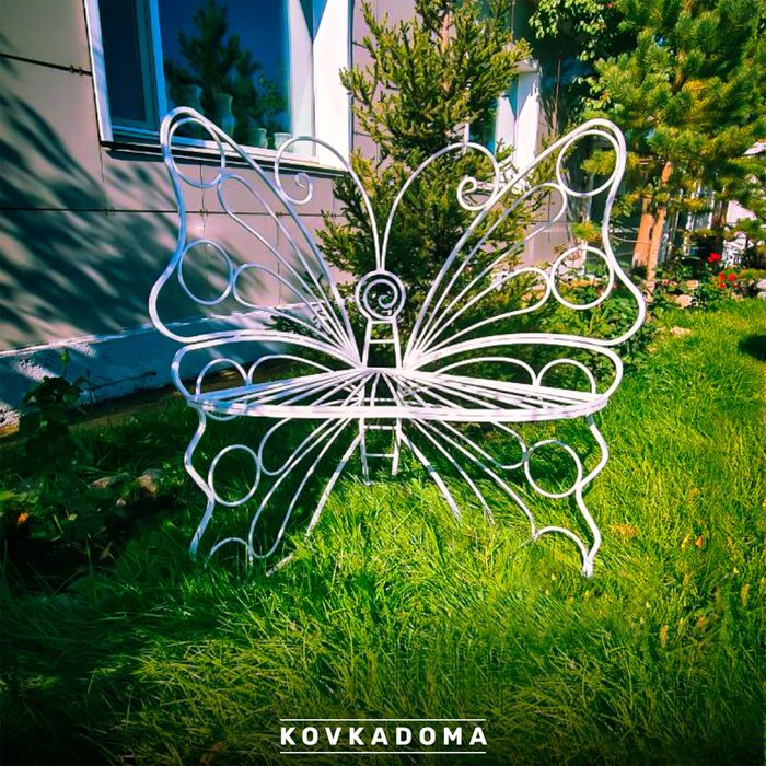 Кованные скамейки и лавочки