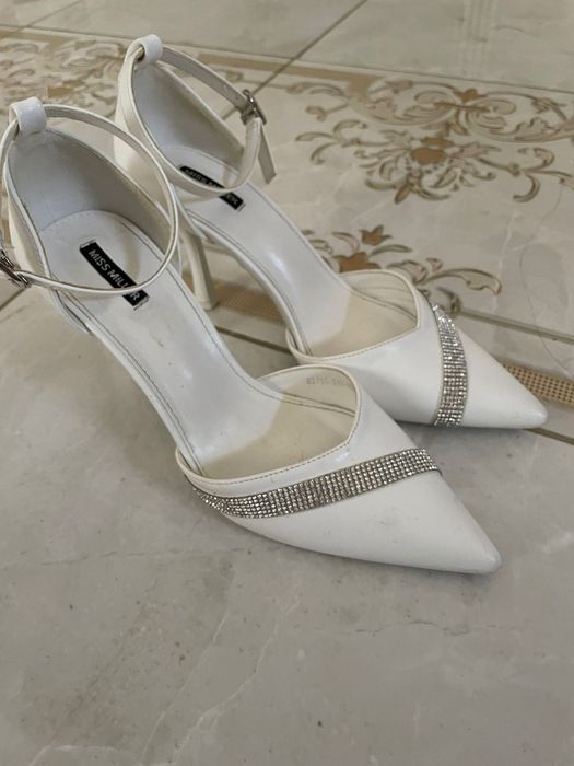 Продаются белые туфельки