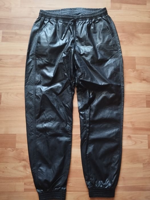 Pantaloni piele Zara