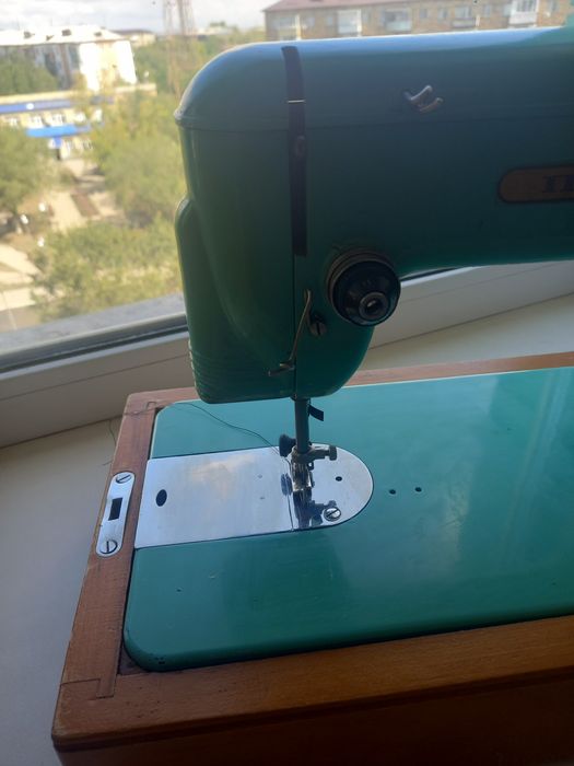 Продам швейную машинку