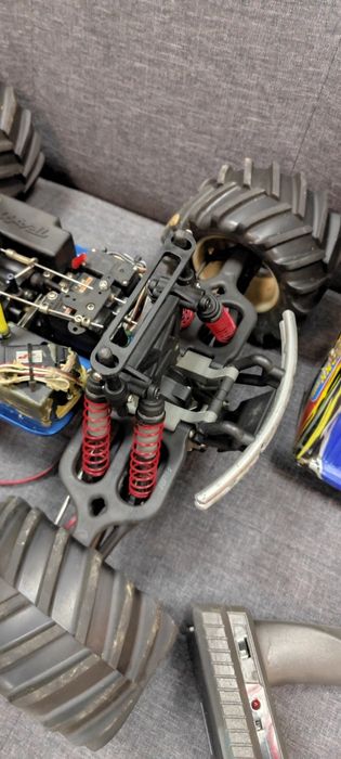 Traxxas T-Maxx 1/8 Нитро класически радиоуправляем монстър
