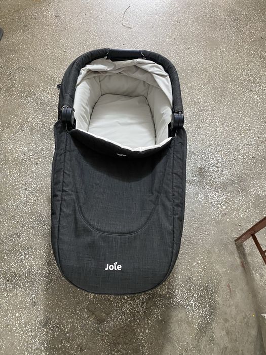 Vând set cărucior Joie 3in  1, în stare  foarte buna cu mici urme de uzura !