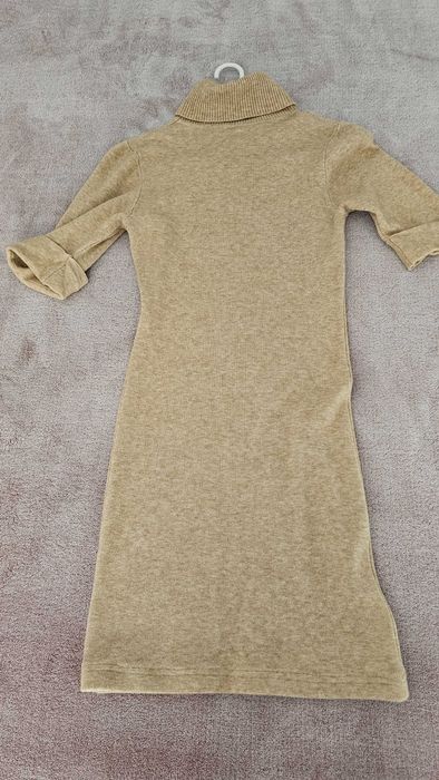 Rochie tricotata soft bej cu guler intors si maneca scurta