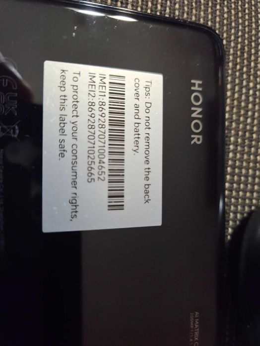 Honor 90 със слушалки