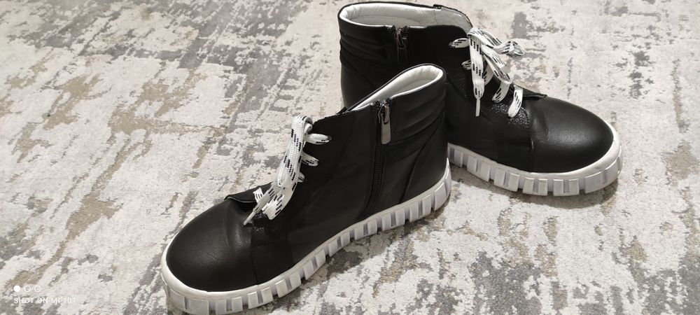 Черни високи обувки