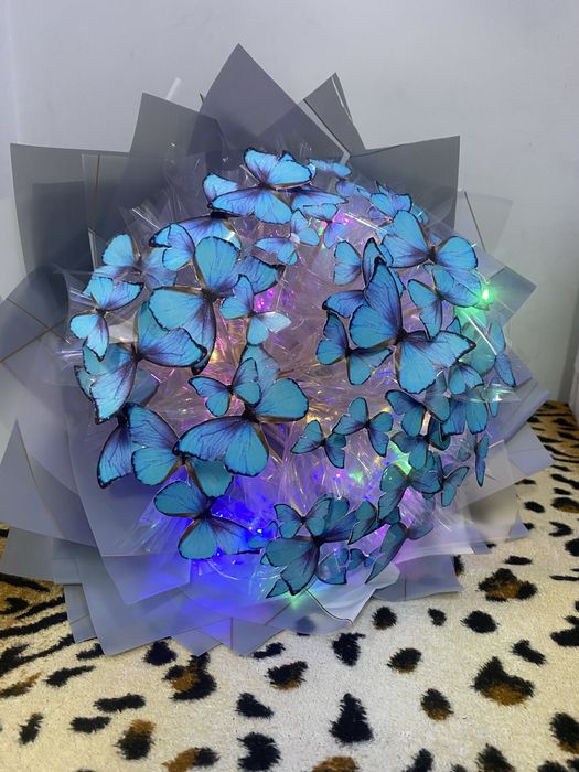 Светящийся букет из бабочек