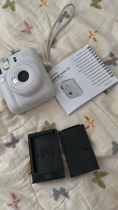 Продам фотоаппарат Instax Mini 12