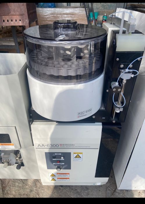 Атомный спектромерт вместе с семплером