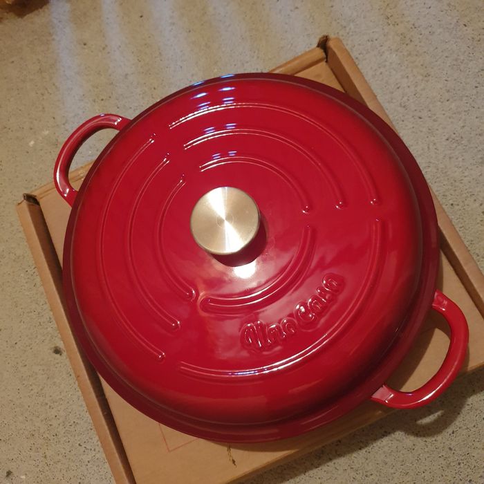Cratita cu capac din fonta emailata, Uno Casa, 30 cm, 3.5L,cu  suporturi din silicon termorezistent, rosie
