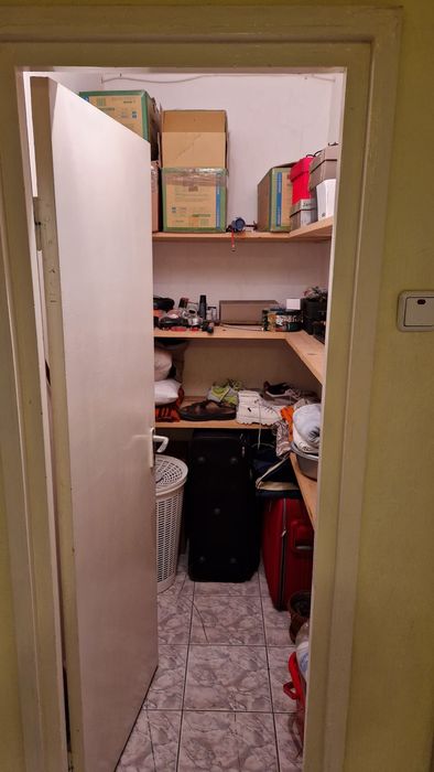 Închiriez apartament 4 camere - parter