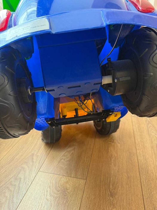 Детска кола с педал на акумулаторна батерия