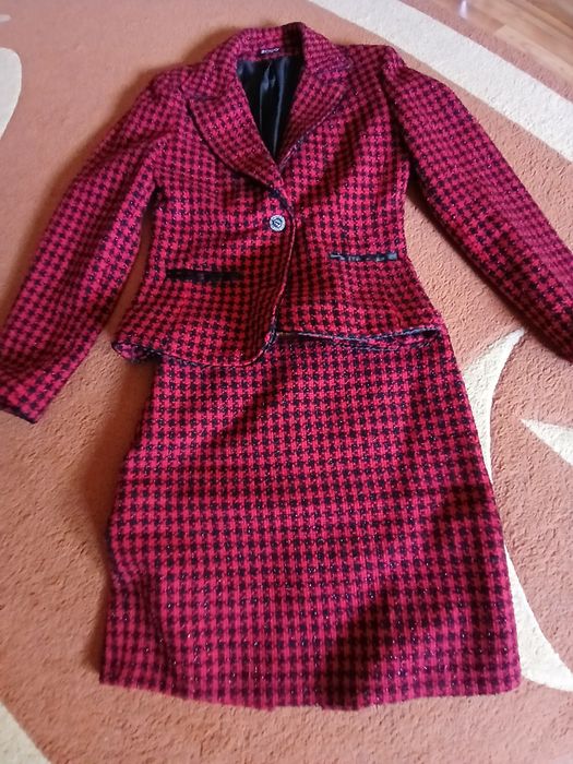 Costum elegant rosu
