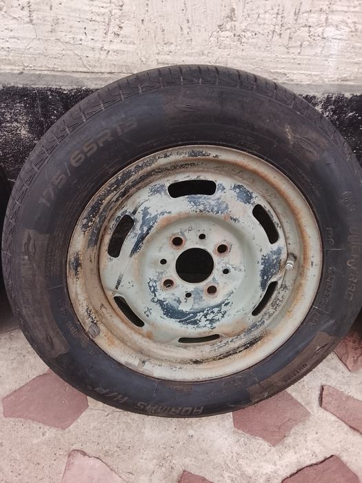 Продам комплект шин R13 (175/65) + 2 диска