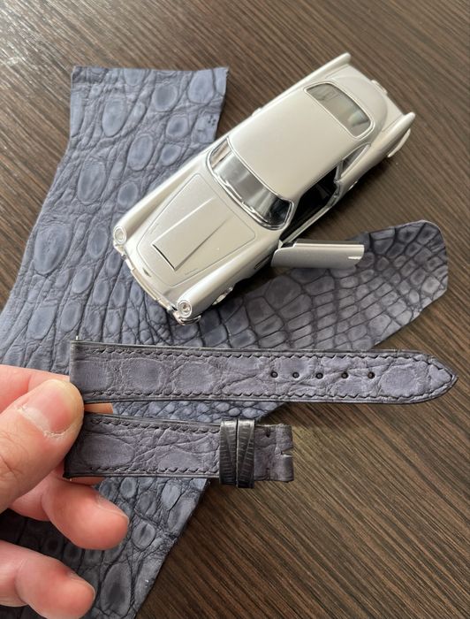 Curea de ceas lucrată manual din piele autentică de crocodil nubuck